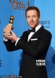 《国土安全》夺系列剧最佳男演员 刘易斯吻奖杯