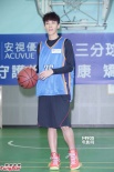 柯震東回校隊(duì)耍帥拼球技 不陪蕭亞軒玩高空彈跳