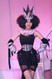 柳岩“杂草头”扮女王走秀 穿透视内衣登台抢镜