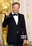 《少年派》李安喜获最佳导演 后台热吻金像奖杯