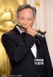 《少年派》李安喜獲最佳導(dǎo)演 后臺熱吻金像獎杯