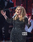 阿黛尔登台献唱《Skyfall》 饱含深情全场陶醉
