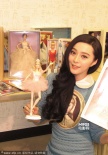 范冰冰參觀芭比娃娃工廠 扮嫩展少女可愛(ài)一面