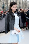 Angelababy蓝裙亮相时装周 超模秦舒培显优雅