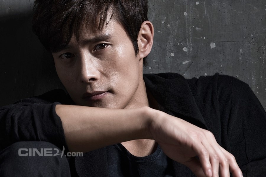 李秉宪登杂志展绅士范 《特种部队2》韩国热映