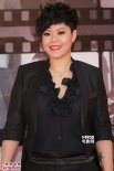 林二汶黑色男装酷炫亮相 与女友牵手共搭黑白配