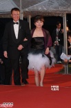 黄岳泰携妻情侣装恩爱低调亮相 短暂在红毯停留