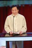 成龍頒發(fā)最佳兩岸華語電影獎(jiǎng) 雙語解說幽默滑稽