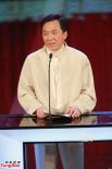 成龙颁发最佳两岸华语电影奖 双语解说幽默滑稽