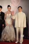 《十二生肖》剧组亮相 成龙大哥携龙女郎张蓝心