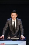 刘嘉玲红装素裹气质佳 与华仔同台颁最佳电影奖