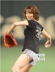 米仓凉子性感亮相棒球赛场 超短热裤大秀美腿