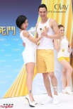 小S自封美白大帝 “聞腋下”招牌POSE闖時尚圈