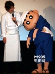 “蜡笔小新”新片首映礼 脚踩木屐化身搞笑厨师