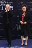 中国电影家协会主席李前宽现身 西服革履精神足
