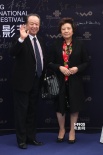 中国电影家协会主席李前宽现身 西服革履精神足