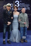 《工体爱情故事》剧组亮相 颖儿挽高虎性感迷人