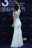 鄭亦桐身穿白色長(zhǎng)裙盡顯甜美 藍(lán)色地毯展露微笑