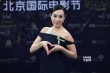 钟丽缇蓝黑纱裙露香肩 胸前戴绿丝带为灾区祈福