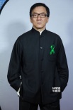 成龍攜“警察故事”劇組亮相 劉燁帥氣景甜美艷