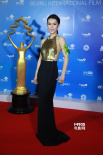 韩丹彤现身后台大秀美背 戴绿丝带为灾区祈福
