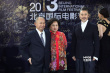吳宇森攜夫人出席影節(jié)閉幕式 和吳秀波同走藍(lán)毯