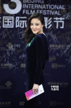 刘雨欣深蓝礼服戴绿丝带亮相 身材完美笑容可人