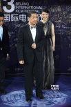 《一九四二》劇組亮相 徐帆、張國(guó)立滿面笑容