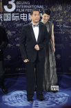 《一九四二》剧组亮相 徐帆、张国立满面笑容