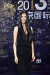 鞏新亮笑容甜美盡顯溫柔 性感黑裙驚艷影節(jié)全場(chǎng)