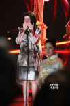 《父輩足跡》摘得最佳音樂(lè)獎(jiǎng) 主創(chuàng)登臺(tái)喜極而泣