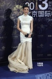 莫小棋着独特礼服现身 长裙拖地气质高贵引注目