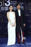 秦昊著個性服飾現(xiàn)身藍毯 女伴白色長裙氣質(zhì)優(yōu)雅