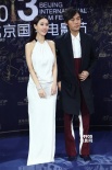 秦昊着个性服饰现身蓝毯 女伴白色长裙气质优雅