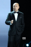 徐峥西服亮相颁奖现场 滔滔不绝尽显熟男魅力