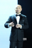 徐峥西服亮相颁奖现场 滔滔不绝尽显熟男魅力