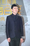 郭家銘穿深藍(lán)色小西裝 微笑賣萌走紅毯亮相
