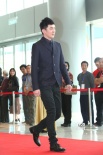 郭家銘穿深藍(lán)色小西裝 微笑賣萌走紅毯亮相