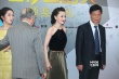 《我是植物人》冯波亮相红毯 黑肚兜温婉迷人