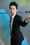 “優(yōu)才計劃”選手李巖亮相紅毯 外形俊朗愛賣萌