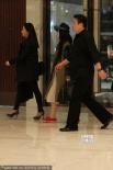 范冰冰換平底鞋自提LV包無架子 助理寸步不離