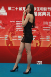 “优才计划”选手梁竞月走红毯 裸色纱裙秀性感