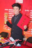 王宝强获封“最受欢迎男演员” 后台开怀憨笑