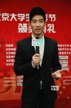 “优才计划”选手杨骏亮相 全身黑装显型男本色