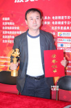 《画皮2》获最佳视效奖 制作人庞洪后台秀奖杯