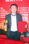 《画皮2》获最佳视效奖 制作人庞洪后台秀奖杯