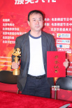 《画皮2》获最佳视效奖 制作人庞洪后台秀奖杯