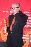 徐崢獲最受歡迎導(dǎo)演獎 后臺曬獎杯扮鬼臉賣萌