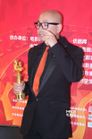 徐崢獲最受歡迎導(dǎo)演獎(jiǎng) 后臺(tái)曬獎(jiǎng)杯扮鬼臉賣萌