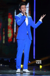 黄晓明穿深蓝西装显绅士 一改片中“土鳖”形象